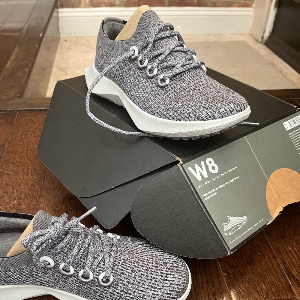AllBirds Tree Dashers 2 in Light grey never worn!